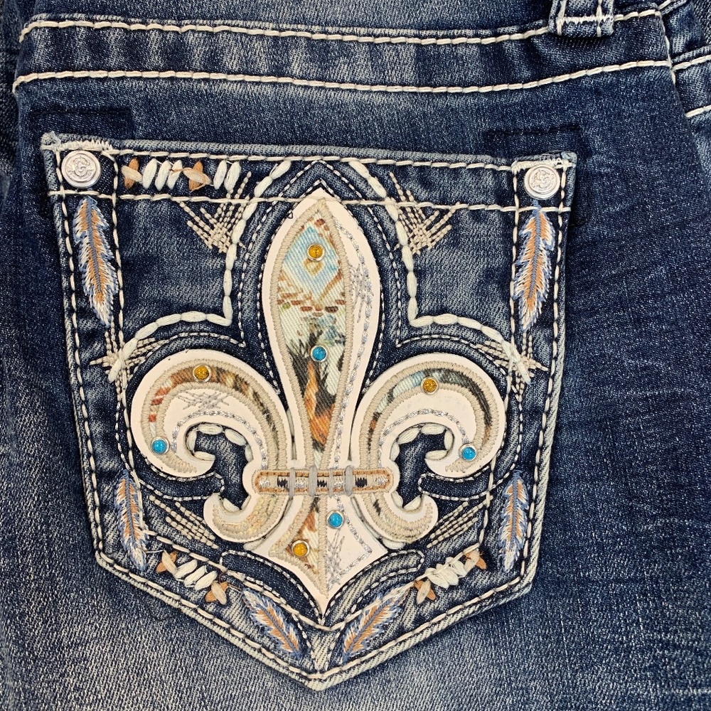 NWT Grace in LA bootcut with fleurde lis design on back pockets